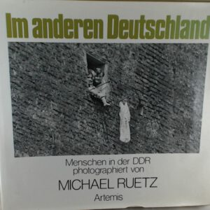 Im anderen Deutschland. Menschen in der DDR, photographiert von Michael Ruetz. Mit dem Aufsatz Stockfremd von Thomas Brasch.