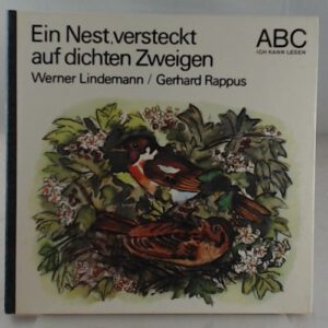 Ein Nest versteckt auf dichten Zweigen.