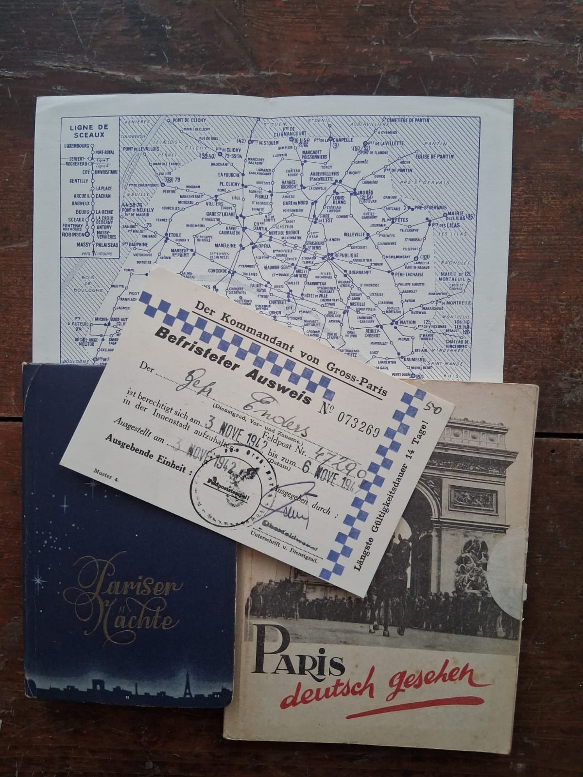 Paris unter deutscher Besatzung 1941/42 – 2 Reiseführer und Militär-Ausweis – 3 Originale